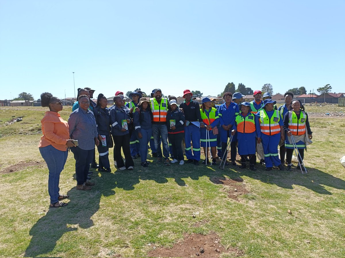 CleanerJoburg's tweet photo. The Zondi Depot Team and Educators responsible for looking after your spaces. In the Scorching Sun with smiles #PickItUp #DontDrop @CityofJoburgZA #WarOnWaste https://t.co/mKwpxE15V8