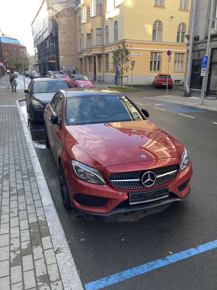koosolek's tweet photo. Kesklinnas saab vabalt nii parkida – kui VIN-koodi katad ja autol eritunnuseid pole siis @Politsei ega #mupo ei saa midagi teha. Olen korduvalt märku andnud, aga keegi ei suvatse instantsidest vastata ja midagi pole muutunud poole aasta jooksul.
Niiet andke kuumpsi autosõbrad! https://t.co/oDNMagtOxG
