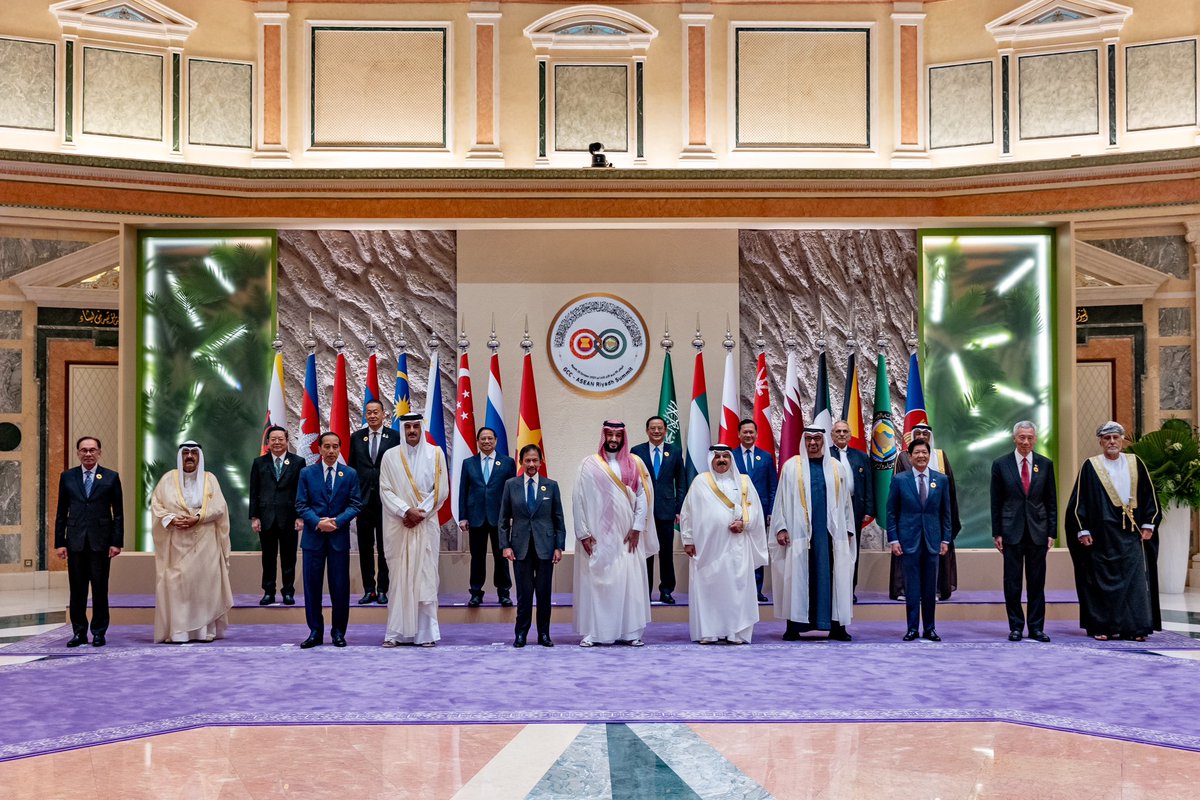 anwaribrahim's tweet photo. Pagi ini di Riyadh berpeluang bersama dalam Sidang Kemuncak ASEAN-GCC di Riyadh, Arab Saudi. 

Saya mulakan pernyataan negara dengan menyatakan penghargaan kepada Putera Mahkota dan Perdana Menteri Arab Saudi Muhammad Bin Salman kerana mengambil inisiatif yang menggabungkan dua ketumbukan yakni negara-negara ASEAN dan negara-negara teluk. Kerajaan Arab Saudi juga telah lebih awal mengambil inisiatif yang sama berkaitan Palestin di peringkat Pertubuhan Kerjasama Islam (OIC) beberapa hari yang lalu.

Hal Palestin ternyata menjadi tumpuan utama tatkala persidangan ini diadakan semasa Palestin, terutamanya Semenanjung Gaza terus dibedil tanpa henti dan meletakkan kedudukan hak, harta dan nyawa warga Palestin semakin terancam. Menyekat akses kepada keperluan asas ternyata memburukkan keadaan. 

Malaysia menegaskan bahawa prinsip dan hukum antarabangsa mesti diperteguh selain mengecam kemunafikan komuniti antarabangsa terhadap pencabulan hak asasi manusia dan pembantaian ke atas warga Palestin. 

Malaysia sekali lagi menekankan bahawa rakyat Palestin mesti dikembalikan haknya, diiktiraf hak kenegaraannya, dan juga mengakui sempadan pra-1967 dengan Jerusalem Timur sebagai ibu negara. Malaysia juga menggesa agar koridor bantuan kemanusiaan mesti segera digerakkan bagi memudahkan kemasukan bantuan makanan dan perubatan. 

Saya turut menyentuh mengenai hubungan istimewa ASEAN-GCC serta tantangan yang melingkunginya terutamanya aspek geopolitik yang pasti mengesankan hubungan ekonomi antara kedua-dua benua, dan ia mesti segera didepani bagi memaksimakan potensi ekonomi. 

Saya mengakhiri pernyataan saya dengan mengusulkan ASEAN-GCC Comprehensive Economic Partnership Agreement (CEPA) sebagai langkah ke depan demi rakyat kedua-dua rantau dan akan menjadi perjanjian hubungan perdagangan bebas (FTA) yang pertama yang akan menggabungkan ASEAN dan negara-negara Teluk. 

#MalaysiaMADANI