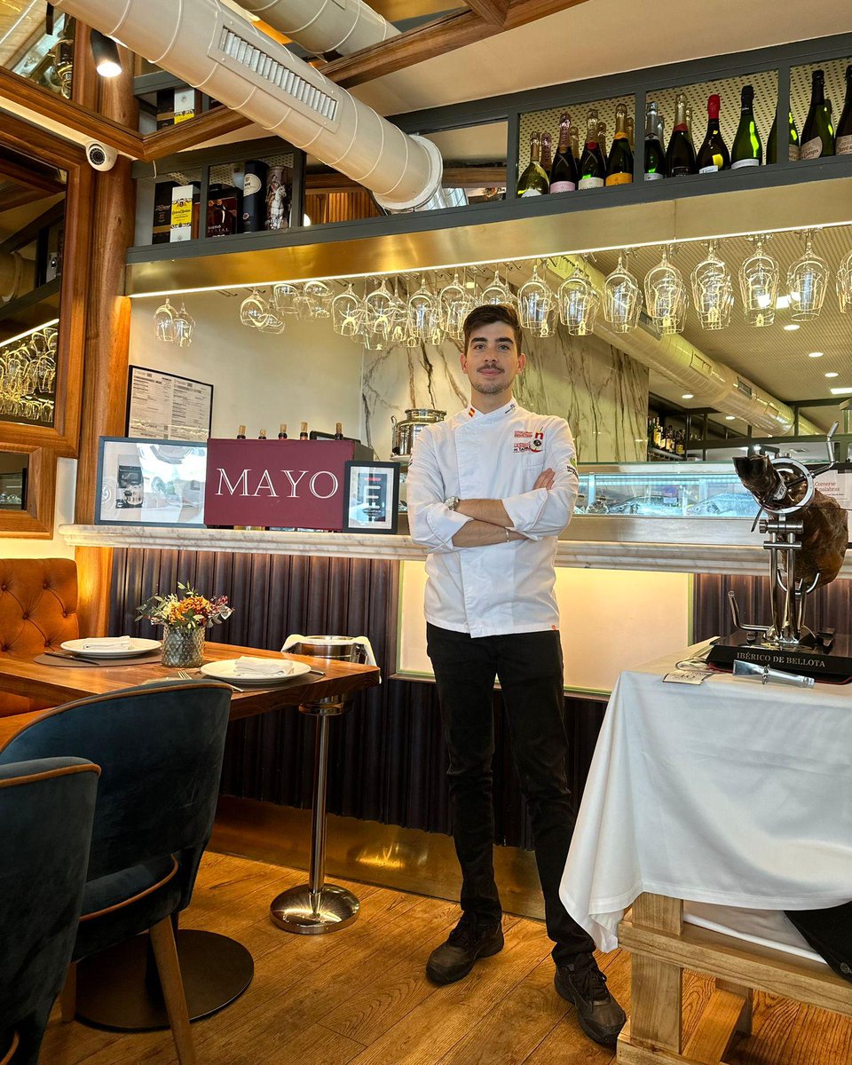 HRMANOLOMAYO's tweet photo. Puede que muchos de vosotros no le conozcáis, pero él también es responsable de que vuestra experiencia gastronómica en #MayoSevilla sea todo un éxito. Antonio Yerga es nuestro jefe de cocina y hoy queremos destacar su labor en esta casa. 

¡Feliz #DíadelChef!🧑🏼‍🍳🔥 https://t.co/EHAQl2zkfS