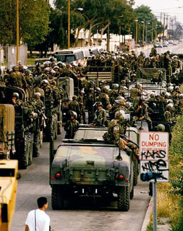 LessonHist's tweet image. During the 1992 Los Angeles riots, U.S Marines and some police officers responded to a hostage situation...

You see, the Marines are not the guys you want for domestic duties. Their primary focus is on combat operations.

The 1992 L.A. riots were intense...

There was massive…