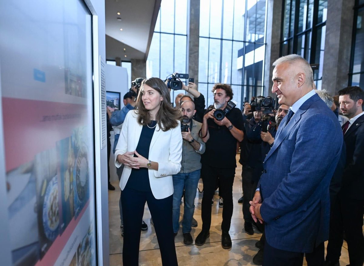 MehmetNuriErsoy's tweet photo. Cumhuriyetimizin 100. yılında çok önemli bir projeyi daha hayata geçirdik.

Tarihimizin, kültürümüzün ve lezzetlerimizin büyüsünü tüm dünyaya tanıtarak ülkemizin marka değerini artıracak Google Arts and Culture Türkiye Platformu’nun tanıtımını gerçekleştirdik.

Platform ile zengin kültürel mirasımızı ve benzersiz mutfak kültürümüzü 70'ten fazla dijital hikâye, 20 müze ve ören yeri ve 10 videodan oluşan bir seriyle interaktif olarak bugün itibarıyla kullanıcılarla buluşturuyoruz.

Bu eşsiz projede emeği geçen herkese, özellikle Google Arts and Culture ekibi ve Google Türkiye'ye, Bettany Hughes’e katkıları, destekleri ve iş birlikleri için teşekkür ediyorum. Google Arts and Culture Türkiye Platformu’nun ülkemize hayırlı olmasını diliyorum.
#GoogleArtsCultureTR