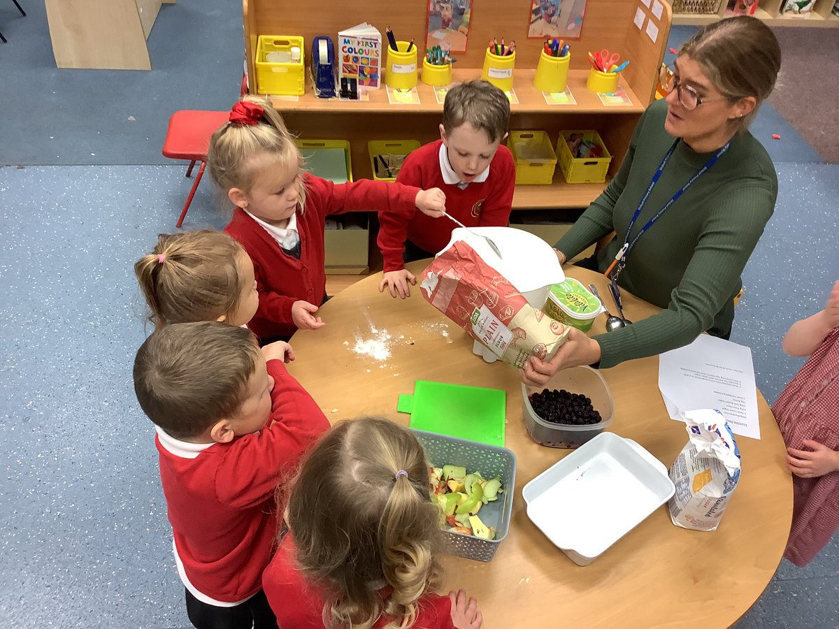 NurseryOPS's tweet image. Nothing better than baking an Autumn crumble on a cold rainy day! 🍂👩‍🍳👨‍🍳

#opsscience #eyfsmaths #understandingotheworld #Autumn
