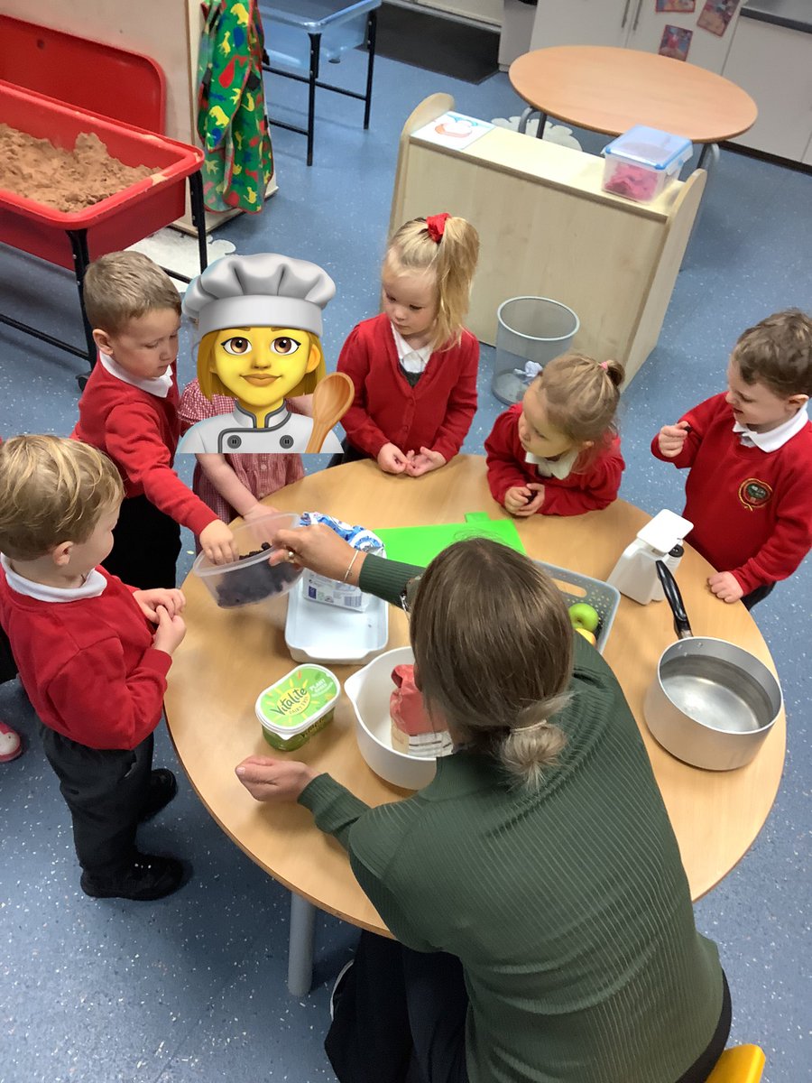 NurseryOPS's tweet image. Nothing better than baking an Autumn crumble on a cold rainy day! 🍂👩‍🍳👨‍🍳

#opsscience #eyfsmaths #understandingotheworld #Autumn