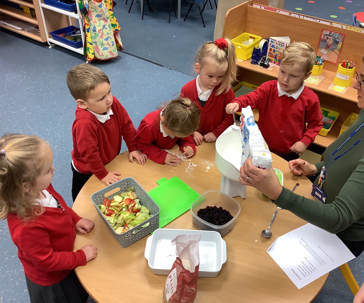 NurseryOPS's tweet image. Nothing better than baking an Autumn crumble on a cold rainy day! 🍂👩‍🍳👨‍🍳

#opsscience #eyfsmaths #understandingotheworld #Autumn