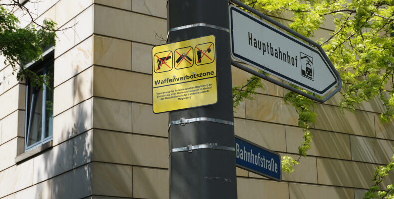 RoteHilfeeV's tweet photo. "Waffenverbotszone" in Halle ist unwirksam. Mit der Errichtung solcher Zonen werden willkürliche und massenhafte Kontrollen und Racial Profiling legitimiert. Das OVG in Sachsen-Anhalt hat dies als nicht rechtskonform eingestuft https://t.co/xN9UwiW2pk https://t.co/rOmzgmrDKW