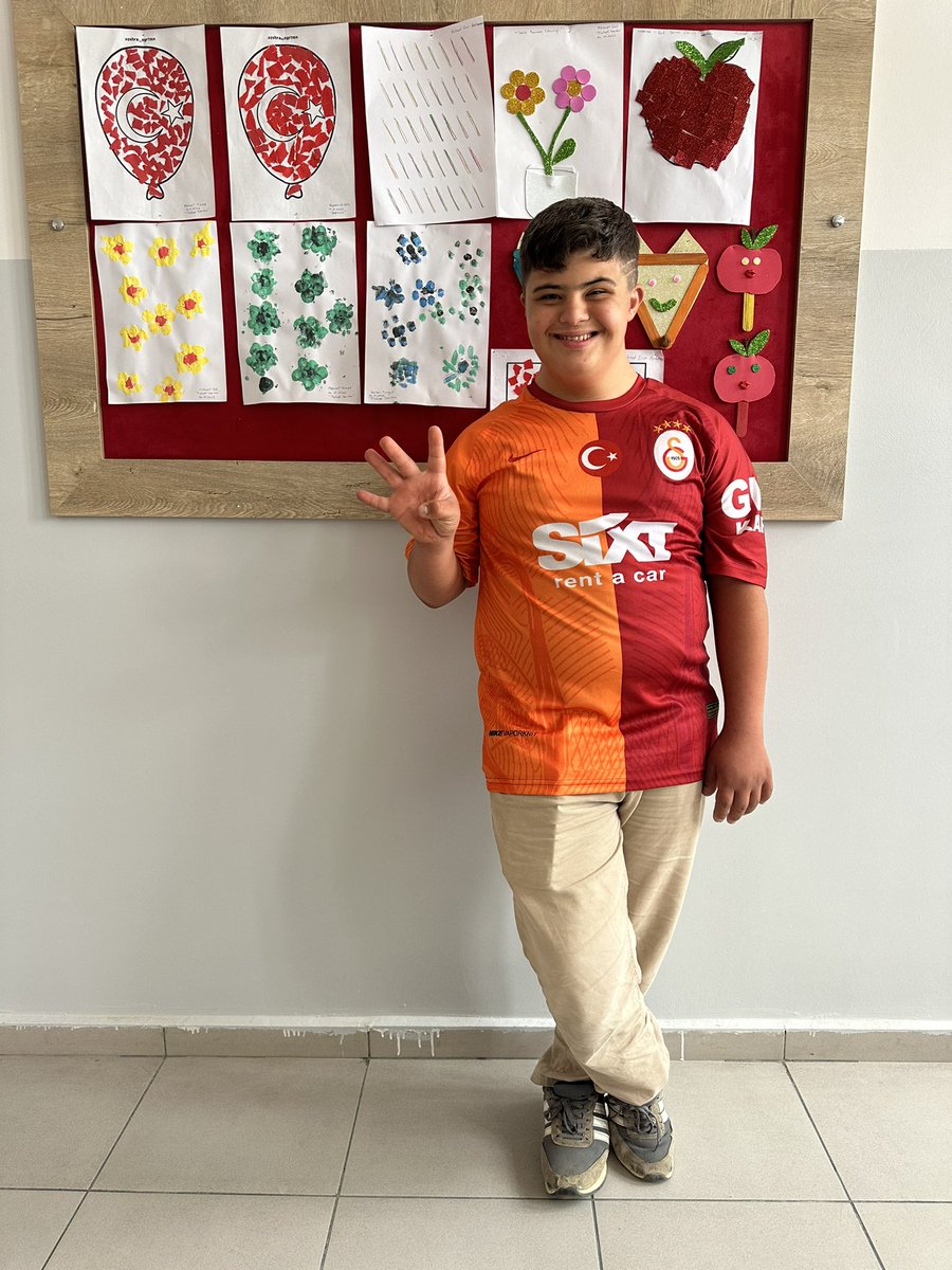 mtknrdgn's tweet photo. @GalatasaraySK Gunaydin Galatasaray Ailesi 💛❤️ Galatasaray ve İcardi aşığı olan bu öğrencim sizden forma istiyor 🙈☺️ https://t.co/sKu6Lp2jET