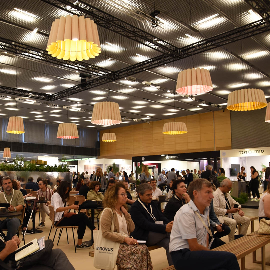 luxeslight's tweet photo. Las luminarias de Luxes brillan en toda la Feria Interihotel 2023, iluminando elegantes espacios como el lounge del evento. ¡Descubre cómo nuestras nuevas series de iluminación transforman la atmósfera! 💡🌟

#interihotel #interihotel2023 #interihotelbarcelona #weplight https://t.co/oHi7dN1CxC