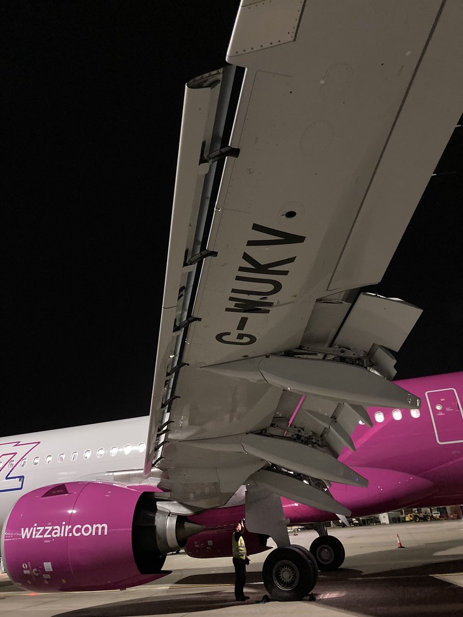 ChristinaC_gl's tweet photo. Well is it still #WingFriday or #FlapFriday ?
Hereβs our nice new NEO showing off her high lift devices during a late night engineering inspection https://t.co/mKQMrRlBIT
