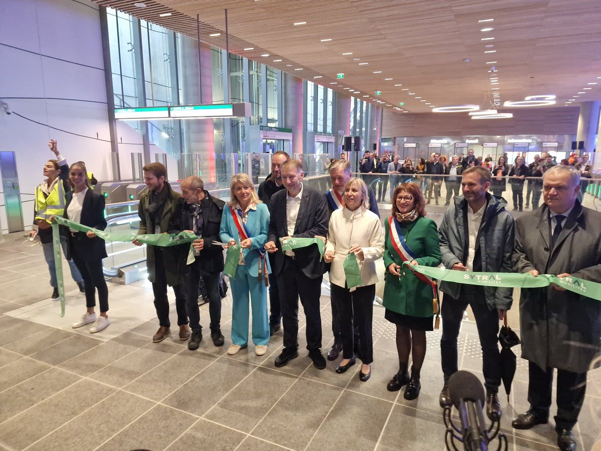 SYTRALmobilites's tweet image. Le métro B est arrivé à Saint-Genis-Laval ! 🎉🚇

Inauguration du prolongement par @brunobernard_fr des 2 nouvelles stations à @VilledOullins &amp;amp; @st_genis_laval

Dès aujourd’hui, c’est une nouvelle solution de mobilité qui s’offre aux 100 000 habitants du sud-ouest lyonnais