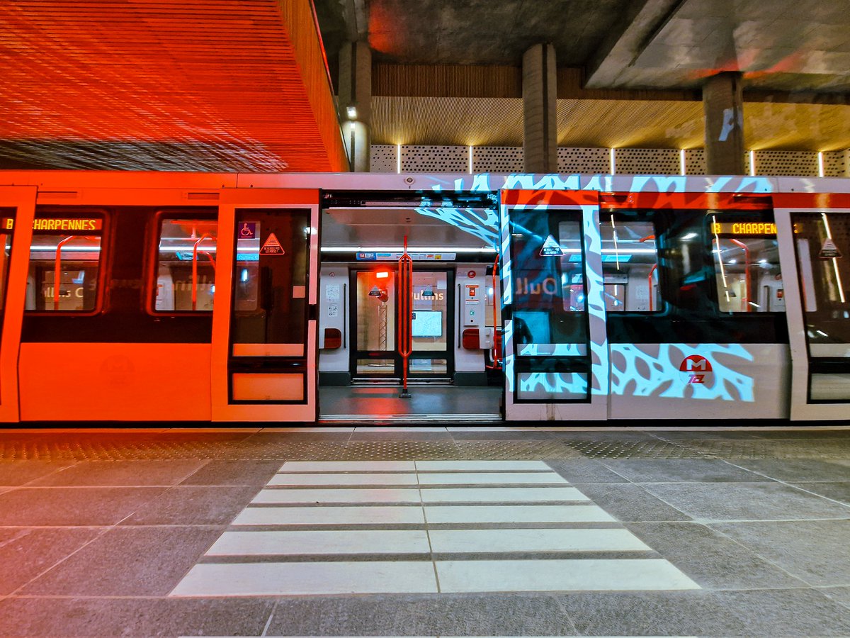 SYTRALmobilites's tweet image. Le métro B est arrivé à Saint-Genis-Laval ! 🎉🚇

Inauguration du prolongement par @brunobernard_fr des 2 nouvelles stations à @VilledOullins &amp;amp; @st_genis_laval

Dès aujourd’hui, c’est une nouvelle solution de mobilité qui s’offre aux 100 000 habitants du sud-ouest lyonnais