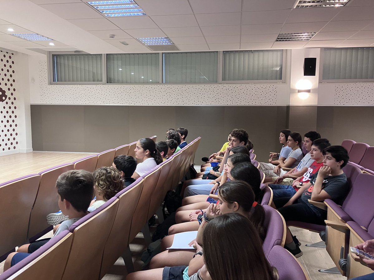 El alumnado ha tenido una charla sobre "Uso responsable de las tecnologías" impartida por Semergen (Sociedad Española de Médicos de Atención Primaria) . Donde han conocido de la mano de médicos expertos,  los efectos de un uso inadecuado de las nuevas tecnologías 💻