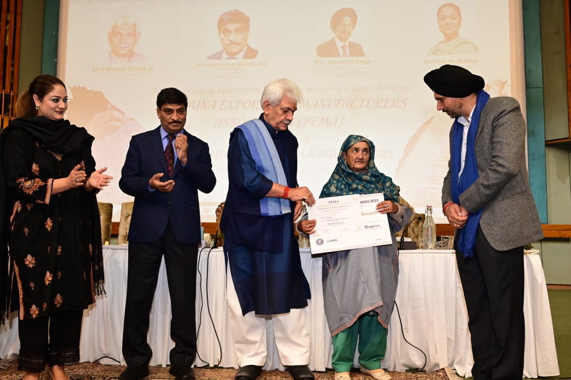 OfficeOfLGJandK's tweet photo. PM Vishwakarma Scheme will transform lives of our artisans,craftspeople engaged in 18 identified trades. J&amp;K Admin will also ensure increased number of stalls &amp; shops during exhibition at Pragati Maidan to provide them enhanced marketing opportunity &amp; access to the global market. https://t.co/txxxXmFFJd