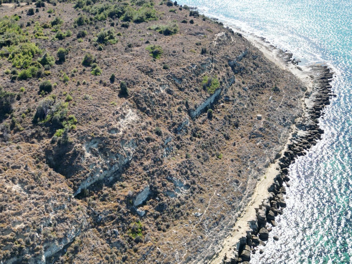 BillSellars2's tweet image. #Gallipoli #Çanakkale #CapeHelles a few views of the road built from W Beach around Ttekke Burnu and to the north. One shot from during the campaign, one from 1921 and two from the present.