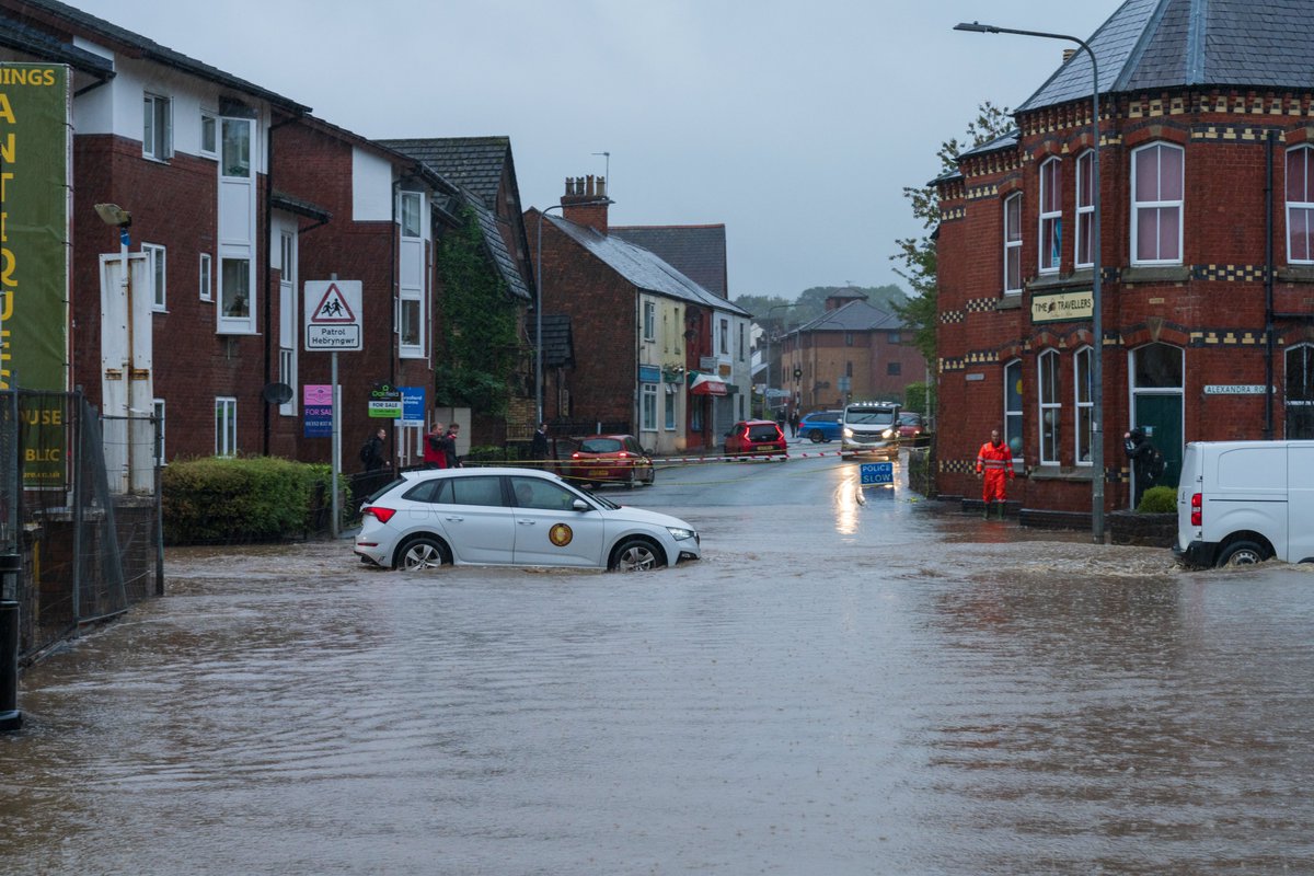 andydavis70's tweet photo. Heavy rain has flooded the main road at the end of our street. Cars still trying to drive through. Waiting for the internet to go off. Pictured is Wrexham Road, Mold, Flintshire, North Wales. All images copyright #floods #flooding #rain #northwales #wales #mold #news #bbcwales https://t.co/qWy9bYVPaX