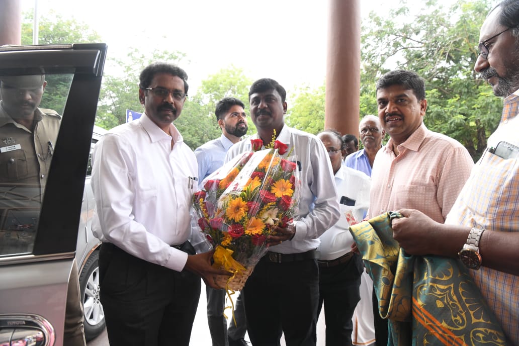 தூத்துக்குடி மாவட்டத்தின் 27வது புதிய மாவட்ட ஆட்சித்தலைவராக திரு.கோ.லட்சுமிபதி இ.ஆ.ப., அவர்கள் இன்று (20.10.2023)
பதவி ஏற்றுக்கொண்டார்.