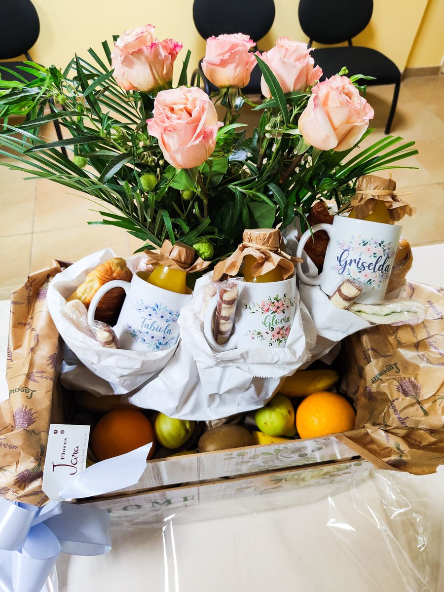 fedalime's tweet photo. ¡Sorpresa de viernes 😍!

Nuestra querida Flores Jara nos ha mandado a la oficina esta preciosa caja con flores, tazas personalizadas, desayuno y frutas 🥰

Todo nuestro agradecimiento por este detalle tan bonito 🌷 https://t.co/ixyAyAz9FM