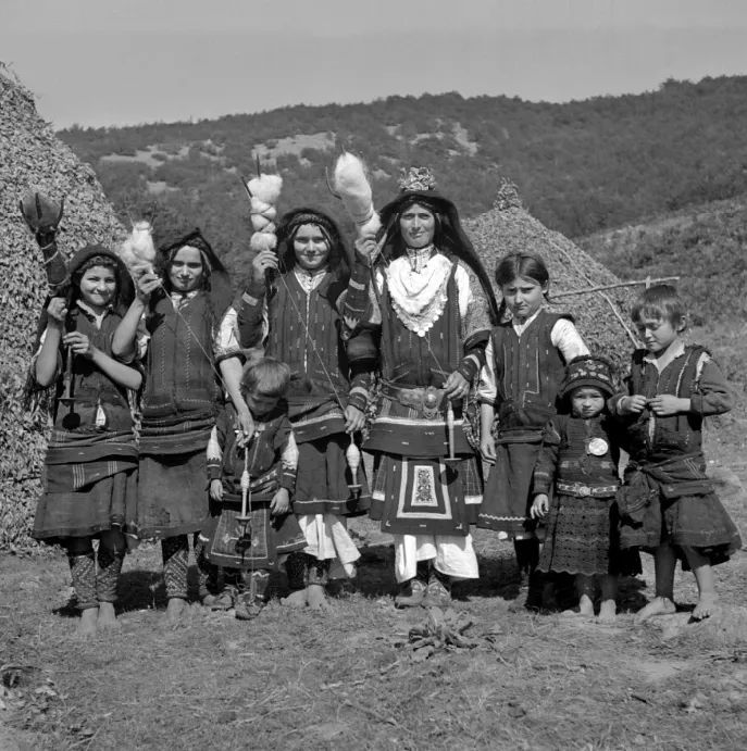MihailNikoloff's tweet photo. Sarakatsani from Bulgaria / First half of the XX century / Каракачани от България, Първата половина на ХХ век 🛖🇧🇬📸 V. Marinov #Karakachani #Bulgaria #Greece #Vlachs #Aromanians #Каракачани #Rhodopes https://t.co/cgaZ0lhjN5
