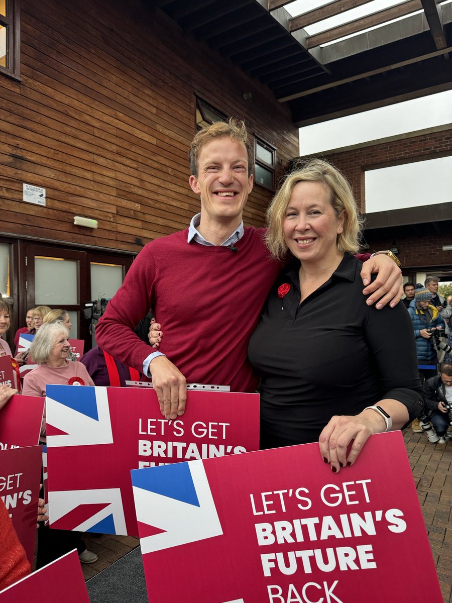 At the victory rally with one of our new MPs the wonderful ⁦@alistrathern⁩ - #midBeds have voted for a hardworking, positive candidate. Nowhere is off limits for ⁦@UKLabour⁩ 🌹