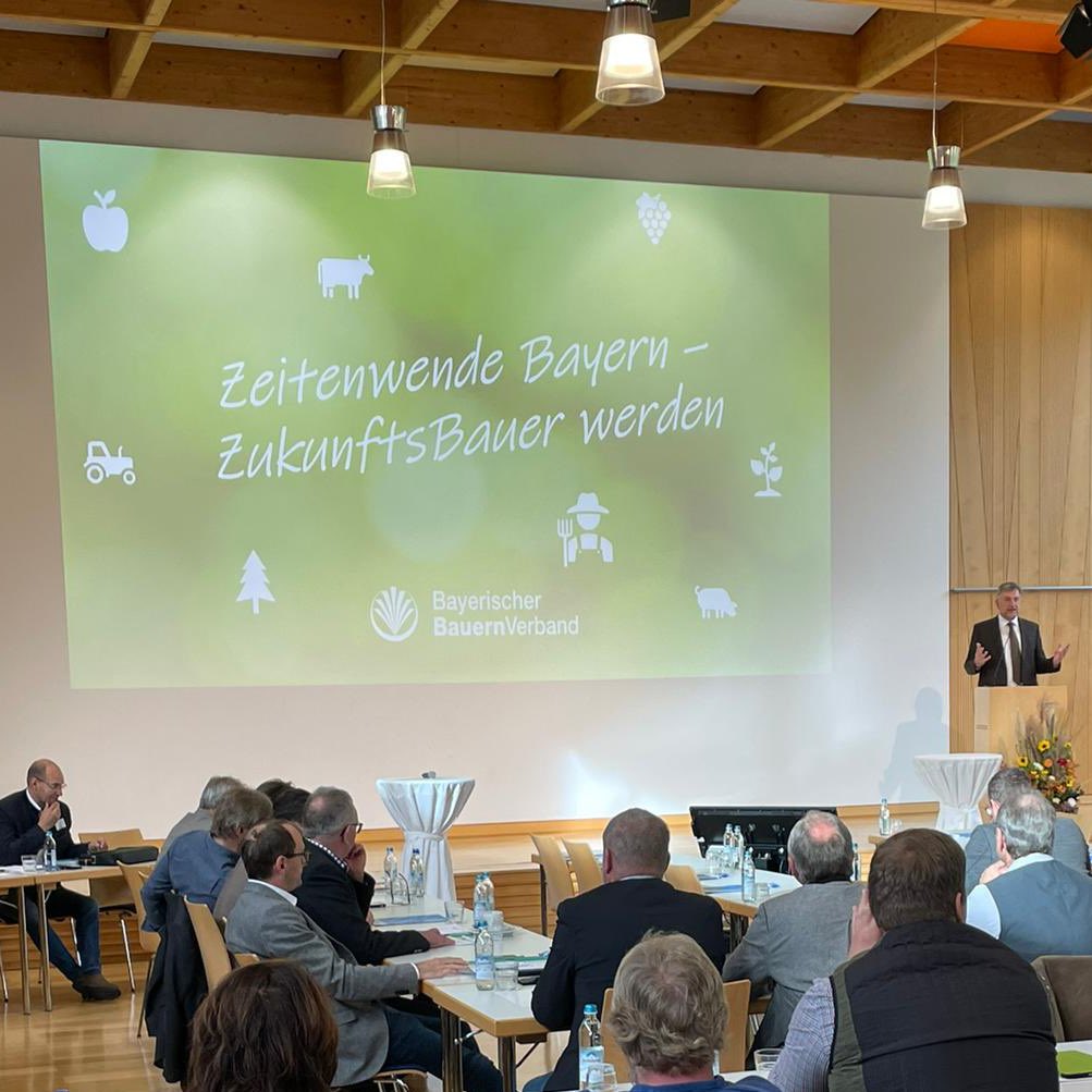 PresseBBV's tweet photo. Erste Bilanz nach 12 Mon. unter neuer Führung von Landesbäuerin Christine Singer &amp; Präsident Günther Felßner bei Herbsttagung in Herrsching: „@BayernsBauern packen an und werden Weg in Bioökonomie ebnen! Zukunftsvertrag für bayer. Landwirtschaft erster Schritt und gute Grundlage“ https://t.co/l5kj369uoz