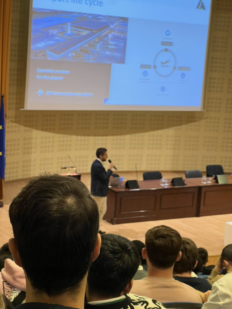 Jojo1542__'s tweet image. En la @espUPO viendo 
#JornadasProfesionalesConFuturoEPSUPO #SoyEPSUPO