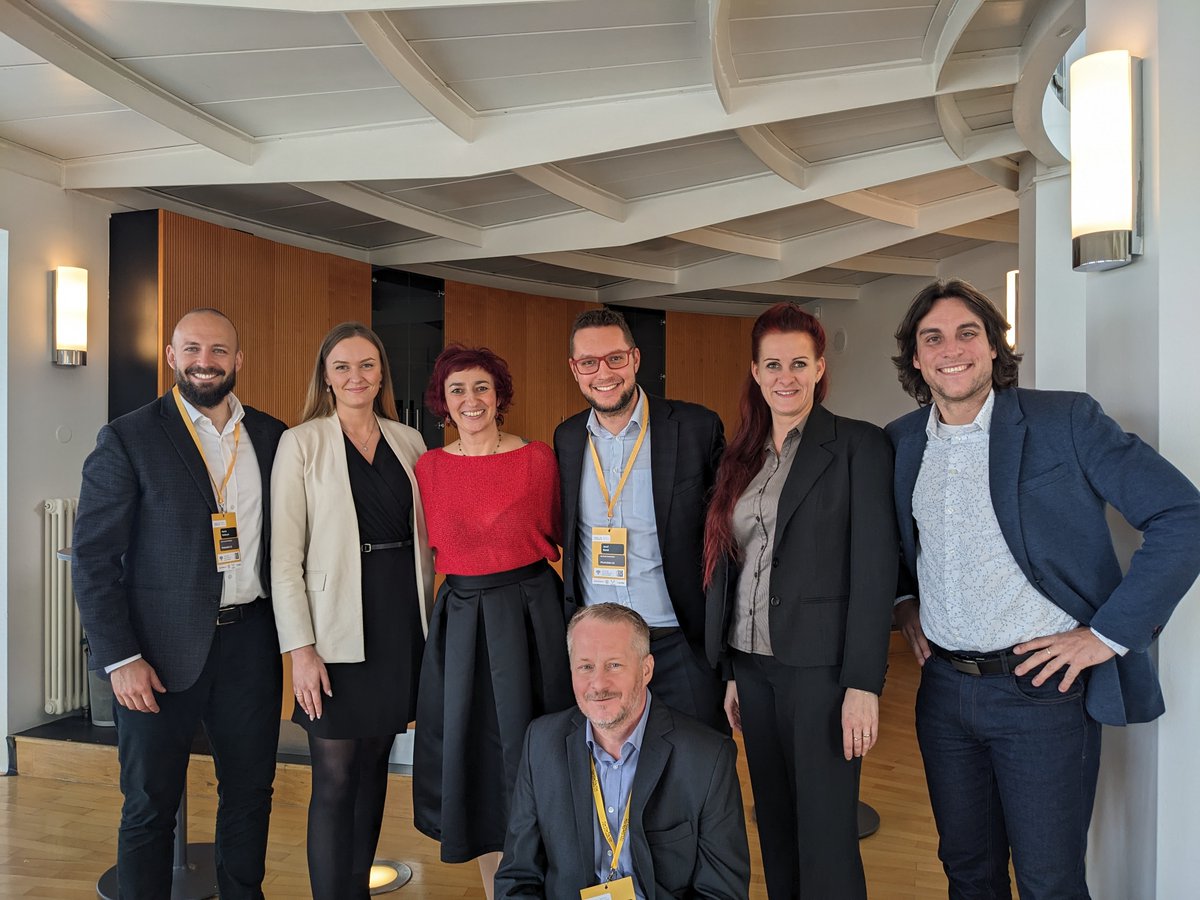 predvyber_cz's tweet photo. Na podzimním #HRworkshop'u lektorka a herečka #SimonaBabčáková přednášela na téma „Jak komunikovat aneb proč si nerozumíme.“ Zjistili jsme, jak můžeme komunikovat pomocí emocí, podvědomí a jak s tím naložit v pracovním i osobním životě. https://t.co/gYeduTVkBi