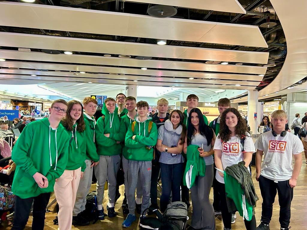 Rishworth1724's tweet photo. Our next set of travellers are at the airport and ready to travel! Next stop India! 🇮🇳

#india #asia #travel #travelindia #rishworthschool https://t.co/NbDdZNWXd4