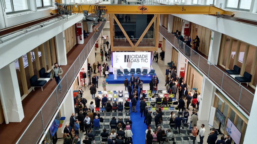 CoremainTIC's tweet image. ¡En #Coremain no paramos! 🗓️ Hoy asistimos en A Coruña a la gran inauguración de la #CidadedasTIC y al primer foro que acoge esta increíble infraestructura sobre #IA aplicada a la empresa.
👉🏻 Y ayer acudimos también al @GaliciaTic, celebrado en la Cidade da Cultura de Santiago.