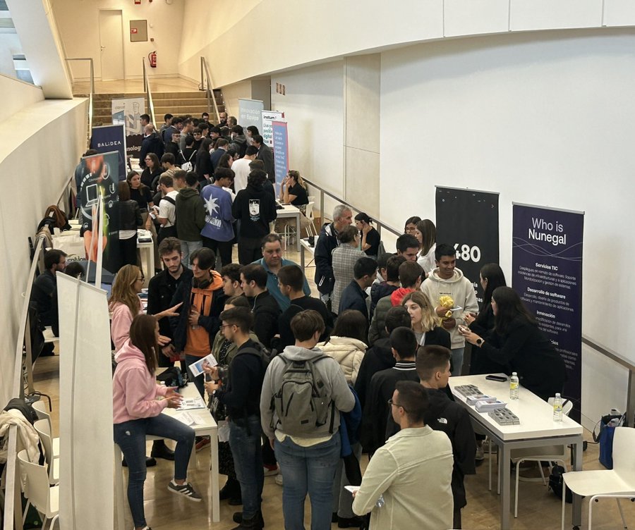 CoremainTIC's tweet image. ¡En #Coremain no paramos! 🗓️ Hoy asistimos en A Coruña a la gran inauguración de la #CidadedasTIC y al primer foro que acoge esta increíble infraestructura sobre #IA aplicada a la empresa.
👉🏻 Y ayer acudimos también al @GaliciaTic, celebrado en la Cidade da Cultura de Santiago.