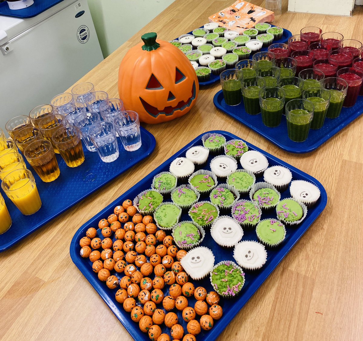 donnahousham82's tweet photo. Halloween 🎃 breakfast @CastleWood_ kids drank vampires blood &amp; witches snot 😂 they all got a Halloween cupcake &amp; chocolate! Happy half term from us all at breakfast club x https://t.co/JyisCozNgv