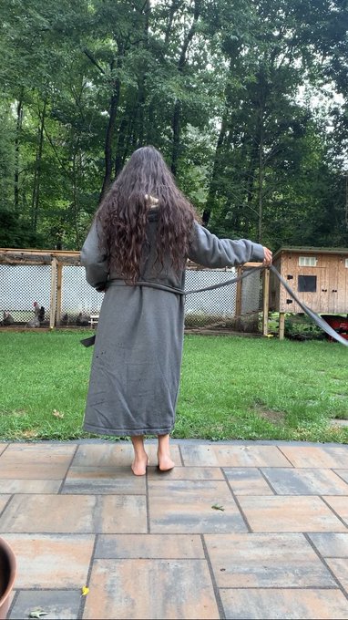 Morning babe 😘  TGIF today, but I&rsquo;m working overtime 😕  Cheer me up with a sexy pic in the comments&hellip;Please