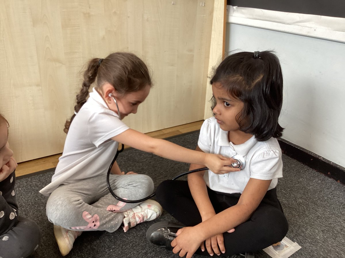 BVCSchool's tweet photo. F2 really enjoyed using the stethoscope to listen to each other's heartbeats. The nurse also gave us some gloves to try on.  #PeopleWhoHelpUs #CommunityNurse https://t.co/vSO9eK0o19