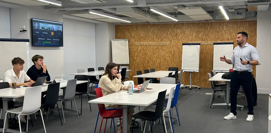 AcrossLegal's tweet photo. Esta semana, nuestro compañero Eduardo Cámara ha estado en el @IE_VentureLab dando una clase sobre el Pacto de Socios.
#IEVentureLab #venturecapital #scaleups https://t.co/zgcoYTaWDI