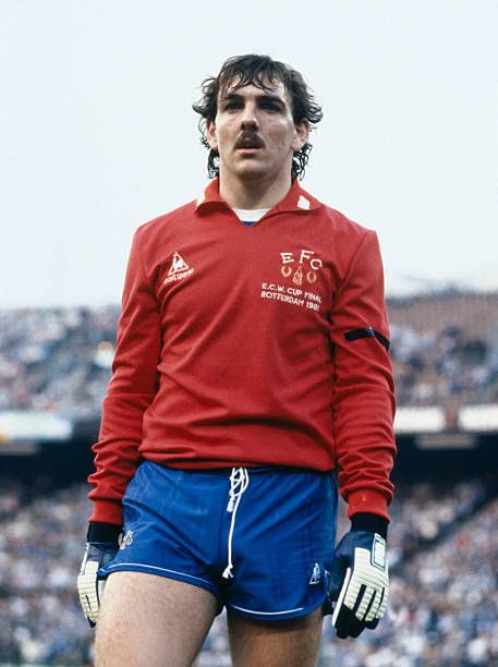 The only red top acceptable on red wear day !! The legend that is @NevilleSouthall 

#WRD23 #EFC #Everton