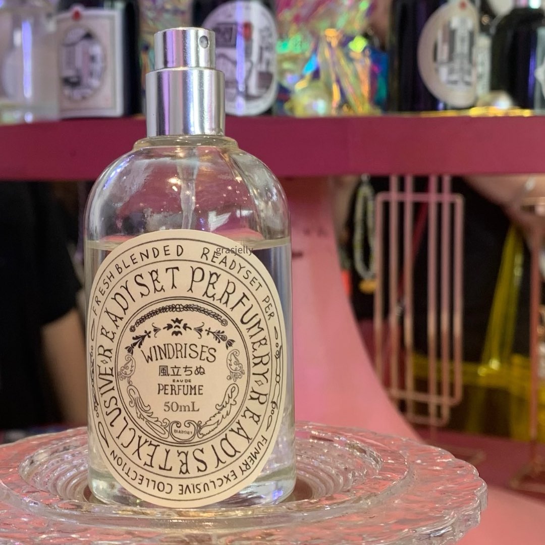 grasjelly's tweet image. ✨ready set perfumery - windrises

fresh, clean, powdery, calm. aduh suka bgt😭 

banyak yg blg mirip brand sebelah. pantes pas pertama sniff kyk kenal, apa ya. eh taunya👀

ada lagi baru launching dr @helloreadyset tuh, aku jg suka. tapi lupa foto🌚

🛍️✨shope.ee/LLs8MNYJy