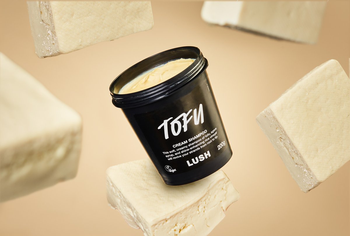 lushjp_imtchksh's tweet photo. 【新商品】タンパク質たっぷりシャンプーのご紹介

ヘアケアに新たな仲間が加わりました。
その名も「TOFU（ヴィーガンプロテイン）」
ダメージヘアに潤い、コシ、輝きを与える植物性タンパク質とビタミンを含んだ豆腐がたっぷり使用されています。
LUSHのヘアケア試してみませんか？
#lush #ヘアケア https://t.co/MBpqDMJZZh
