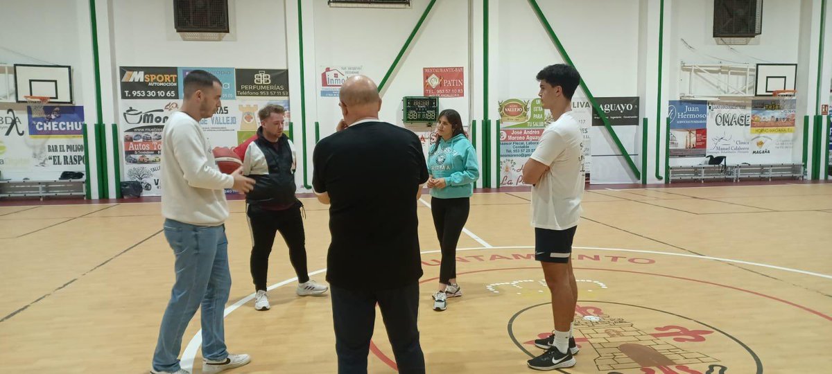 FABJaen's tweet photo. 🙋🏻‍♂️🗣️ Nueva jornada formación para los nuevos integrantes del gremio arbitral en Jaén, agradeciendo a @CBToxiria y @ATorredonjimeno su colaboración 

#Imprecindibles https://t.co/veejvU4rOu