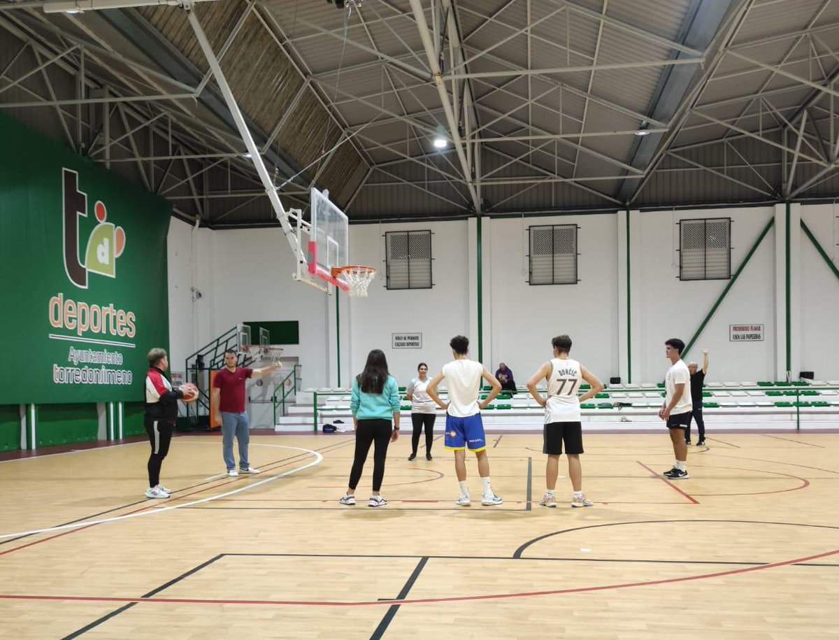 FABJaen's tweet photo. 🙋🏻‍♂️🗣️ Nueva jornada formación para los nuevos integrantes del gremio arbitral en Jaén, agradeciendo a @CBToxiria y @ATorredonjimeno su colaboración 

#Imprecindibles https://t.co/veejvU4rOu
