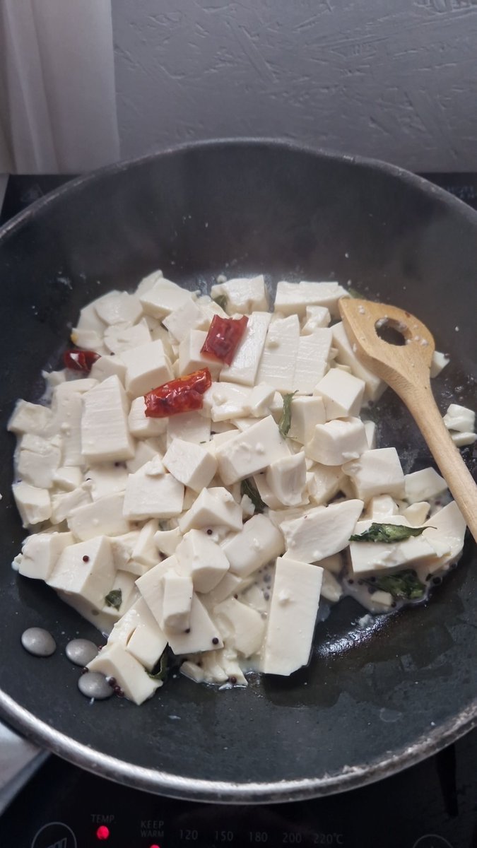 desi_vup's tweet photo. Mittagessen #Curry #tofu https://t.co/pnijwOnAk7