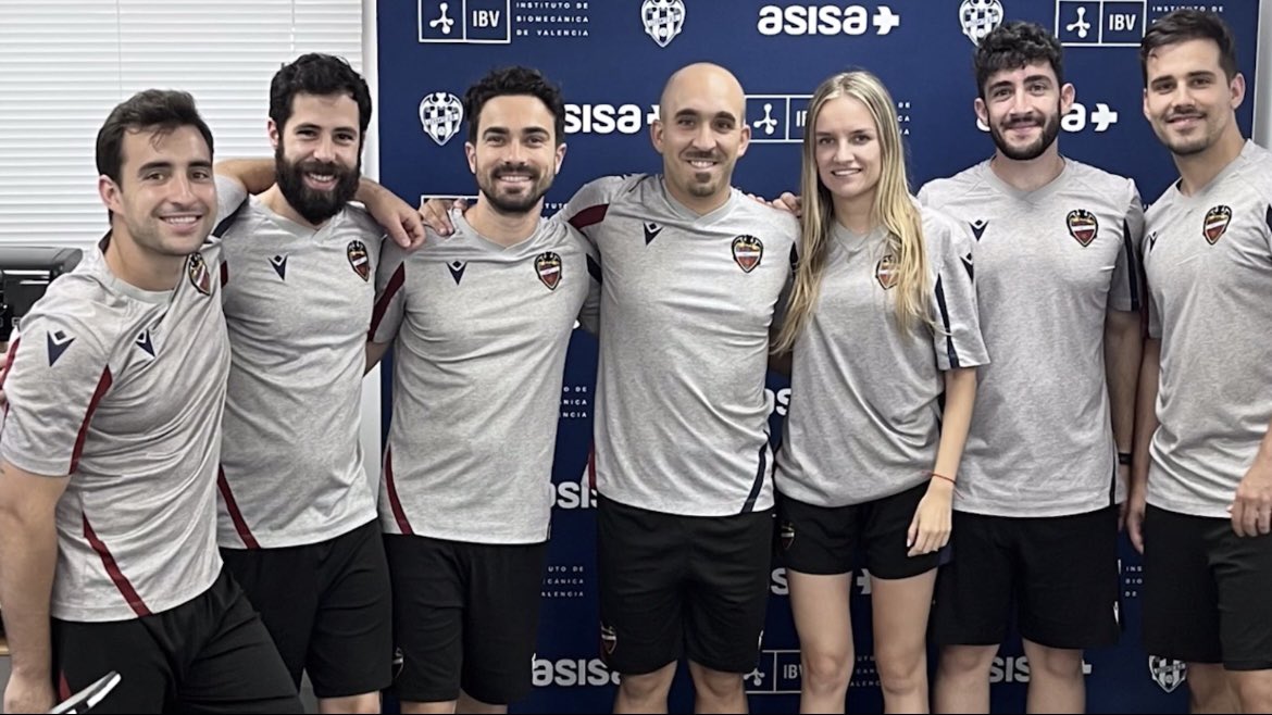 UcvFootball's tweet photo. ❗️ Conoce a María Bisquert, alumna del #MIMEVR24 y amante del deporte y en especial el fútbol.

💬 “Me gustaría pertenecer a un cuerpo técnico, ya sea como readaptadora, preparadora física o analista, pero en un contexto de fútbol”

https://t.co/bvUyl1ye5T https://t.co/3PeRvSySUU