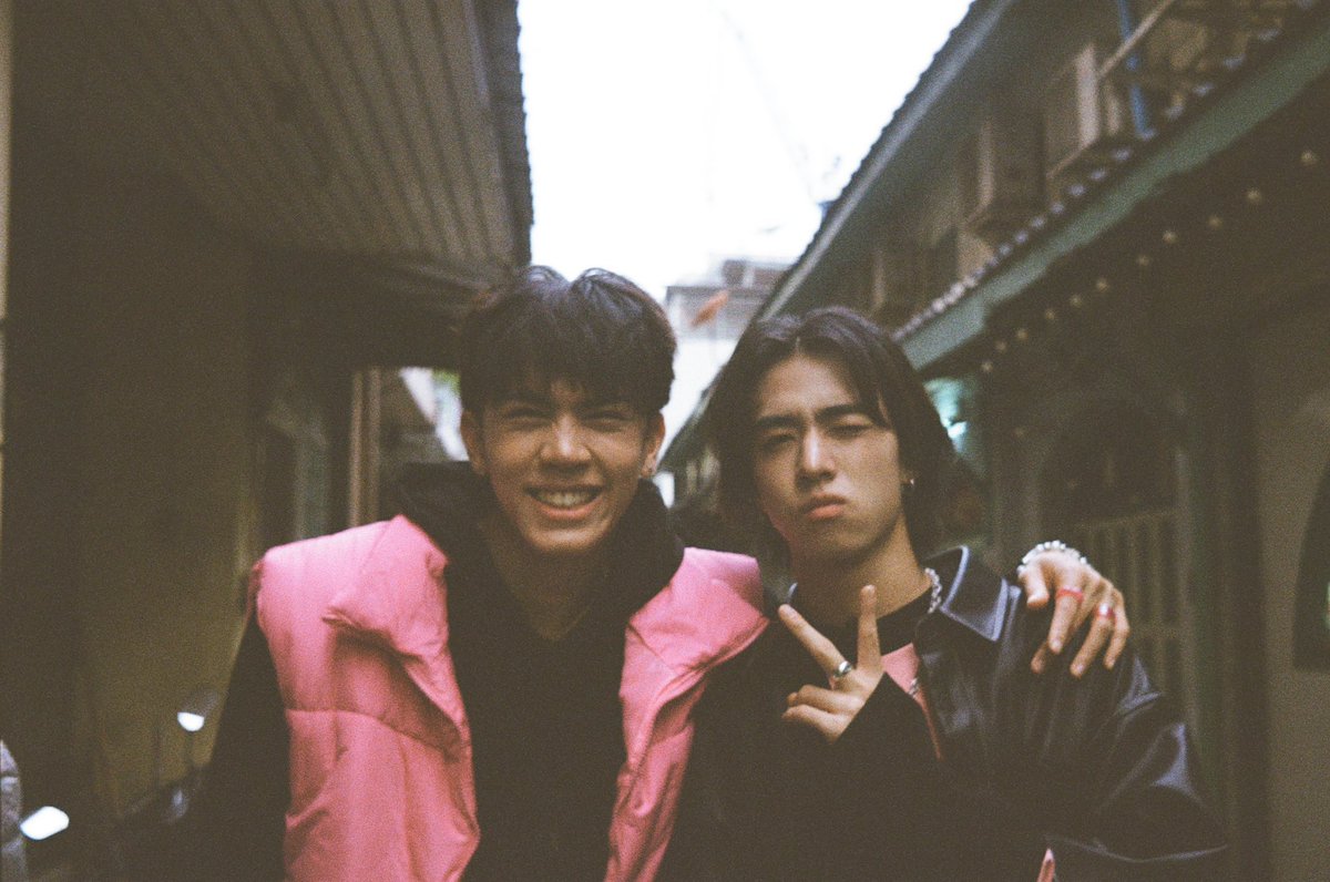 เขาไม่ได้ตั้งใจจะน่ารักด้วยแค่มองแล้วแบบ 
ขอไรได้ปะ น้องวิคพูดหน่อย
เก่งมาก 
วิคเตอร์หน้าตาน่ารักครับ
น้อนวิค
เวลามองเขาเต้นแล้วแบบมันน่ารัก
นอกจากหมั่นเขี้ยววิคเตอร์แล้วใครอีกในวง
“วิคเตอร์คนเดียว”
เมื่อกี้หนูพูดหนูอะ
น้องดำเนินรายกายได้ปะ น้องอ่านเม้น
วิคเตอร์ พูดตามพี่นะ