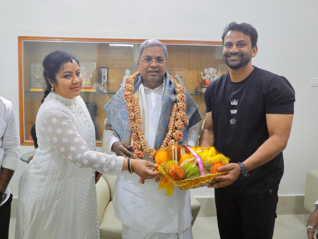 Dhananjaya_Fans's tweet photo. Today Exclusive!
ನಮ್ಮ ಡಾಲಿ ಪಿಚ್ಚರ್ಸ್ ನಿರ್ಮಾಣದ "ಟಗರು ಪಲ್ಯ" ಚಿತ್ರದ ಟ್ರೈಲರ್ ವೀಕ್ಷಿಸಿ ಮೆಚ್ಚಿದ ಮುಖ್ಯಮಂತ್ರಿ @siddaramaiah ಸರ್ ರವರು.

#TagaruPalyaTrailer : https://t.co/P7qpz1XqGH 

#TagaruPalya #TagaruPalyaFromOct27
#DaaliDhananjaya #Dhananjayafans https://t.co/oJi9xET104