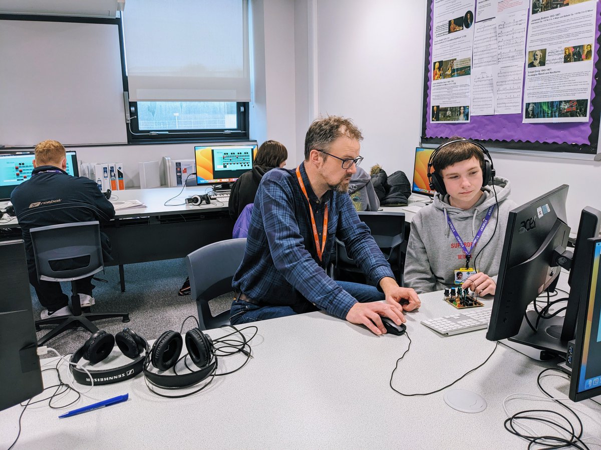 EHCleeds's tweet image. Thank you to Senior Music Tech Lecturer, Chris Dewey, from @HuddersfieldUni for running a guest lecture and session on audio and #SoundEngineering for our #MusicTechnology class this afternoon. 🎚 🎶

#musicstudents #musictech #musicproduction