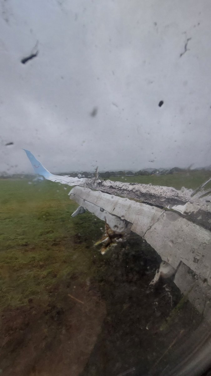 aviationbrk's tweet photo. TUI Airways 737 from Corfu overruns the runway at Leeds Bradford Airport in the UK. Emergency equipment is with the aircraft. Flight operations are currently suspended.

📷 pipsqueek01/cat_cutmore/BantamDxn https://t.co/sdh6zVdqW4
