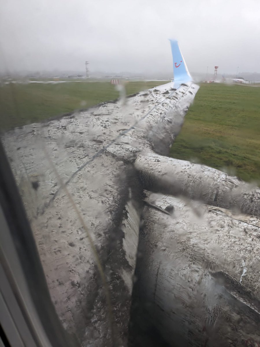 TUI Airways 737 from Corfu overruns the runway at Leeds Bradford Airport in the UK. Emergency equipment is with the aircraft. Flight operations are currently suspended.

📷 pipsqueek01/cat_cutmore/BantamDxn