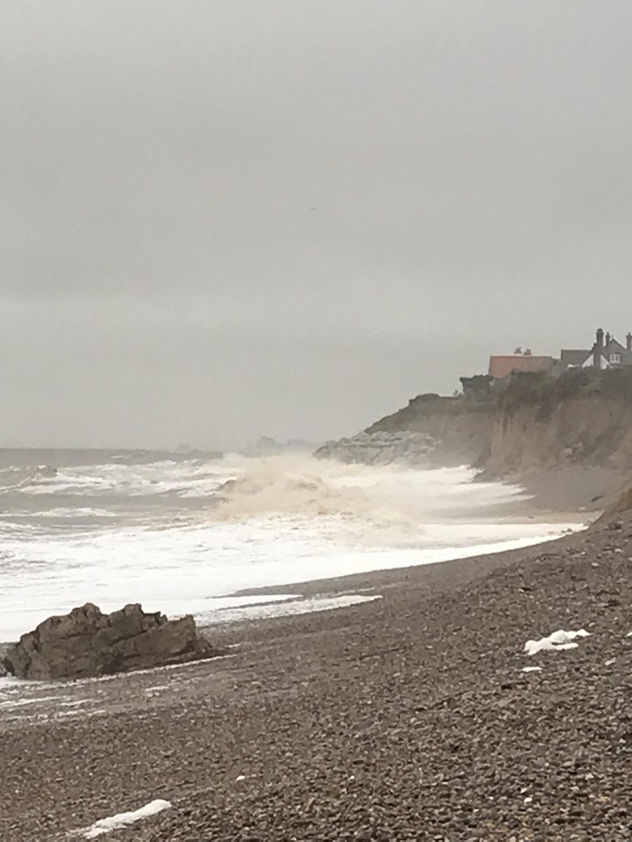 ThorpenessG's tweet photo. Rough seas, High tide. Fragile, damaged defences getting battered #thorpeness #StormBabet #suffolk @CPE_NandS https://t.co/ktbMc6oA3r
