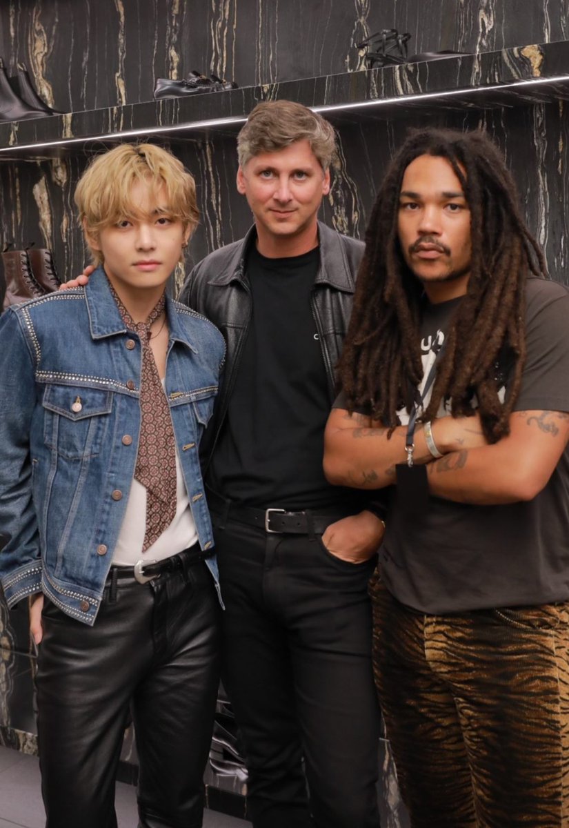 mina_Peaceful's tweet photo. CELINEのイベントディレクター
ピーター·ウーズ(Peter Utz)さん
8月にテテ東京に来た時も
ピーターさん一緒に食事したでしょっ‼️
凄い方なのにテヒョンの前では
このデレデレ💗っぷり……(・∀・)イイ❣️
#楽しい時を過ごしてね
#KimTaehyung
#PeterUtz
#CELINEBOY
#テヒョン https://t.co/ezfScqKMLI