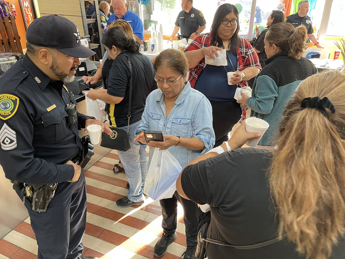 houstonpolice's tweet photo. There’s still time to come on down to @arandasbakery for #ConchaWithaCop. Come meet your area patrol officers and have delicious sweet bread and coffee! https://t.co/M5OMyLwQDZ