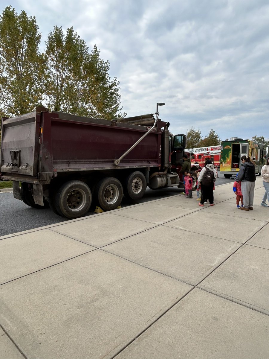 Transportation Career Day here at Weller Road Elementary. Thank you to all the community members who volunteered their time. @MCPSCommunitySc