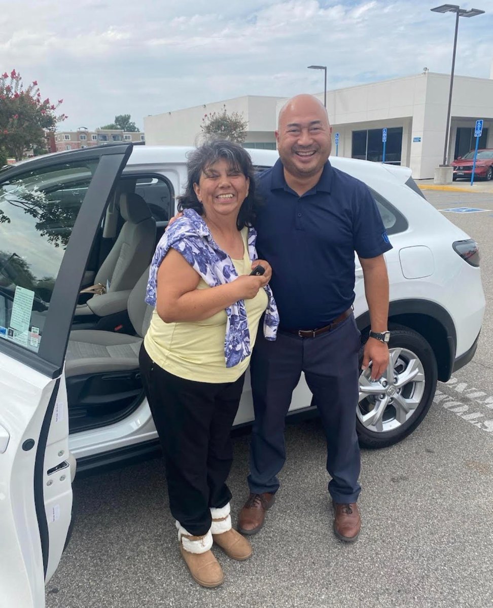 KeyesHonda's tweet image. Woodland Hills Honda provides satisfaction guaranteed service! Take it from Anamaria who just purchased this 2024 HR-V, her second purchase from Woodland Hills Honda! 😊
🌟whhonda.com🌟
#whhonda #featurefriday #repeatcustomer #customerappreciation